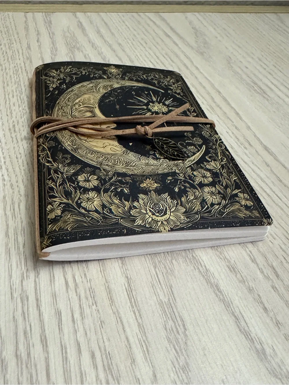 Moon Style Sketchbook Leather-textured Strap and Metal Leaf-shaped Pendant